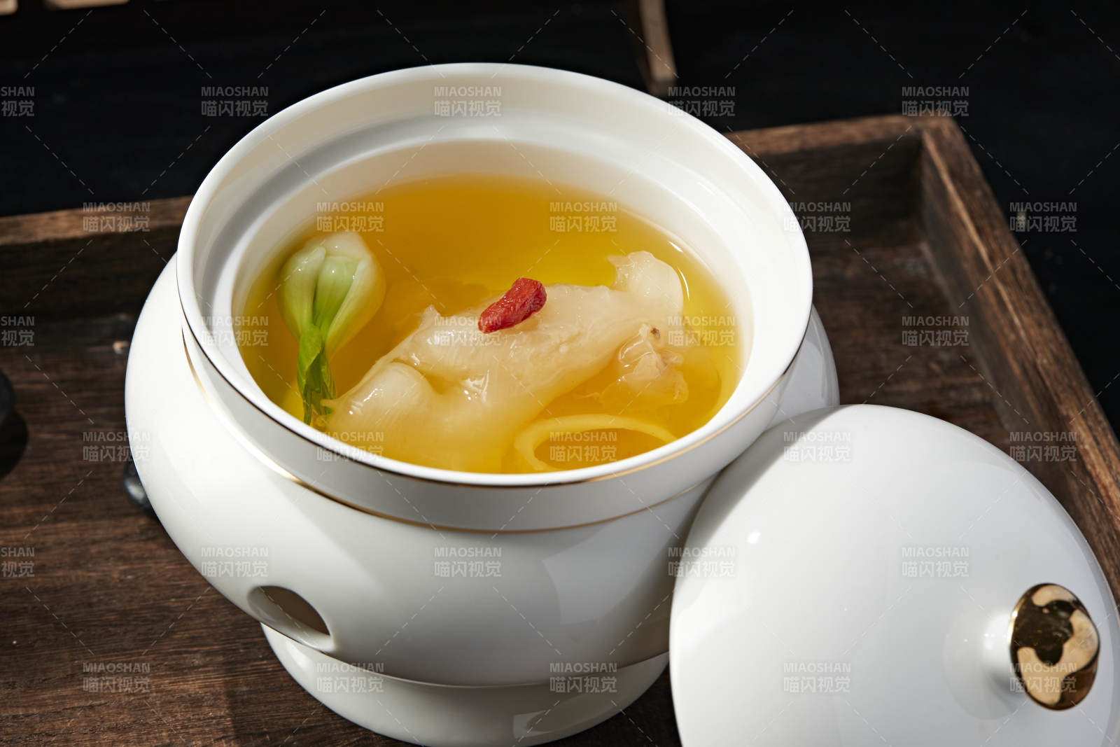 枸杞松茸花胶鱼肚滋补汤图片