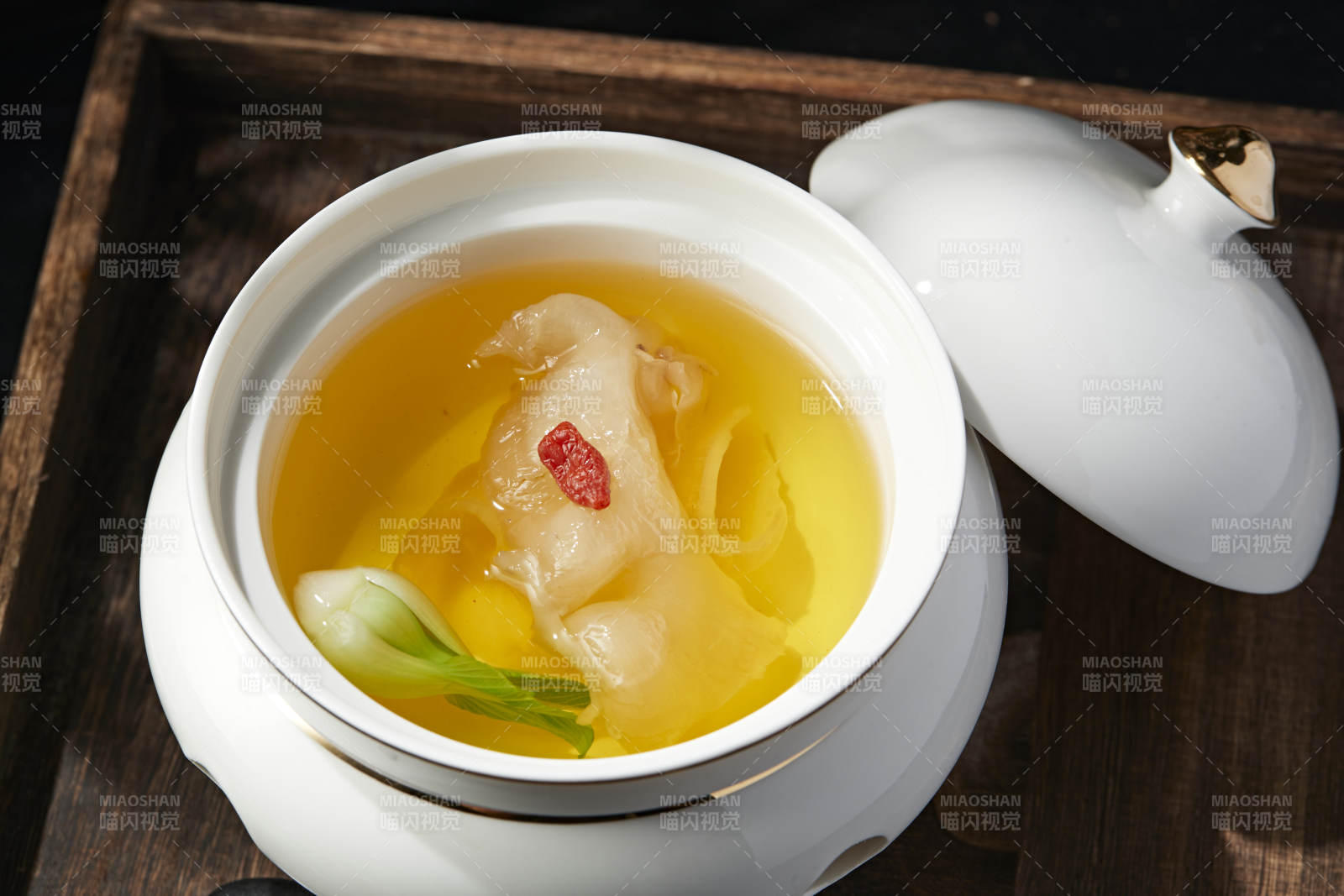 枸杞松茸花胶鱼肚滋补汤图片