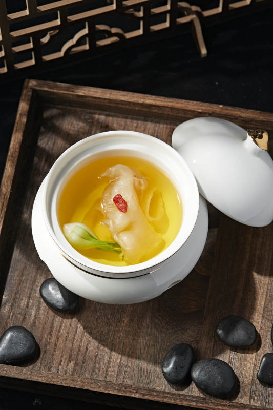 枸杞松茸花胶鱼肚滋补汤图片