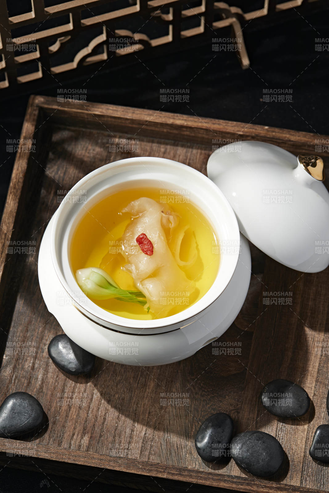 枸杞松茸花胶鱼肚滋补汤图片