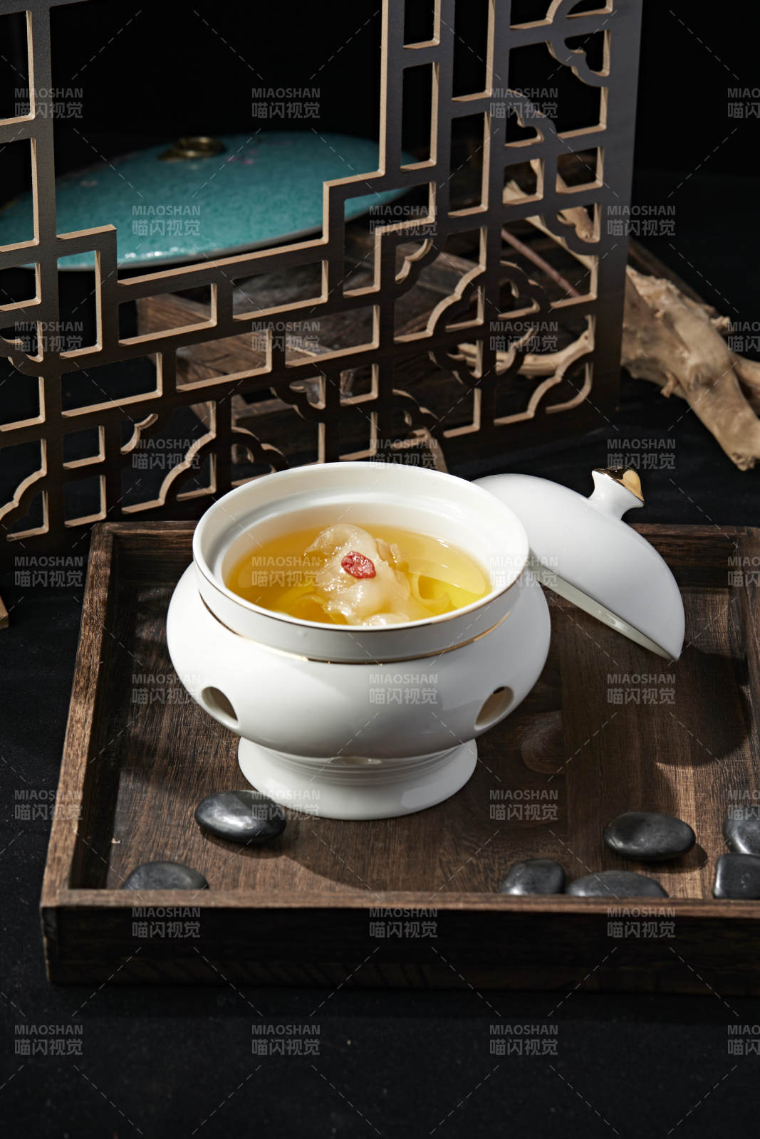 枸杞松茸花胶鱼肚滋补汤图片