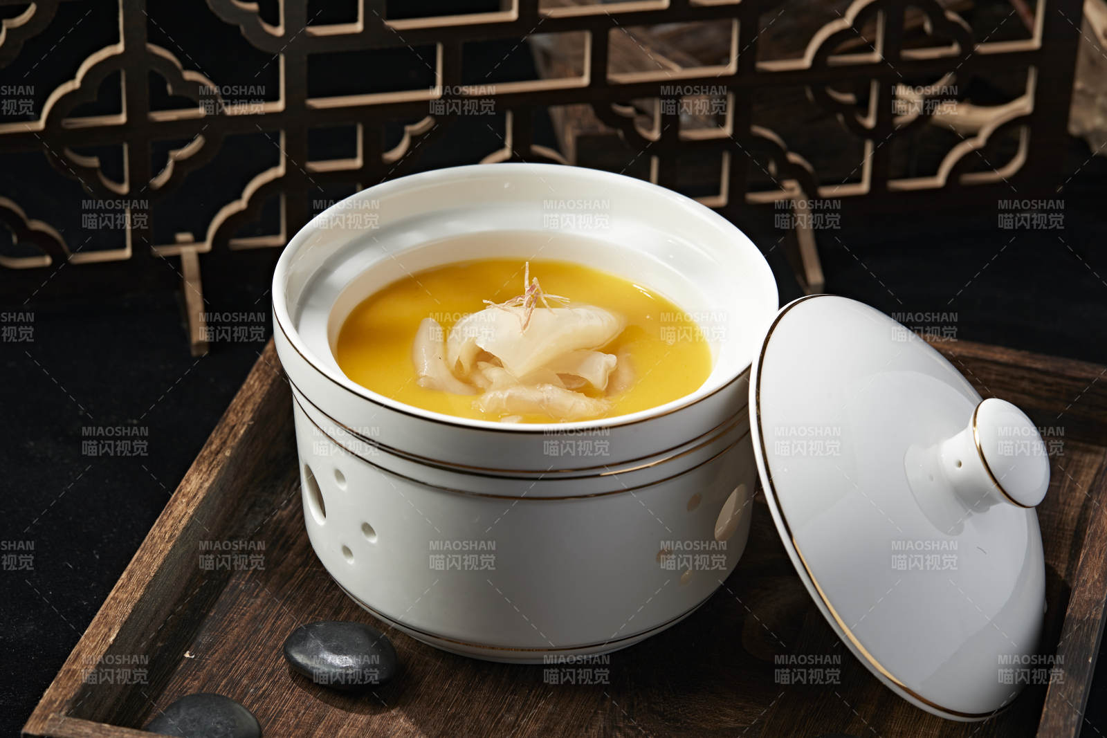 鲍汁浓汤炖鱼肚花胶图片