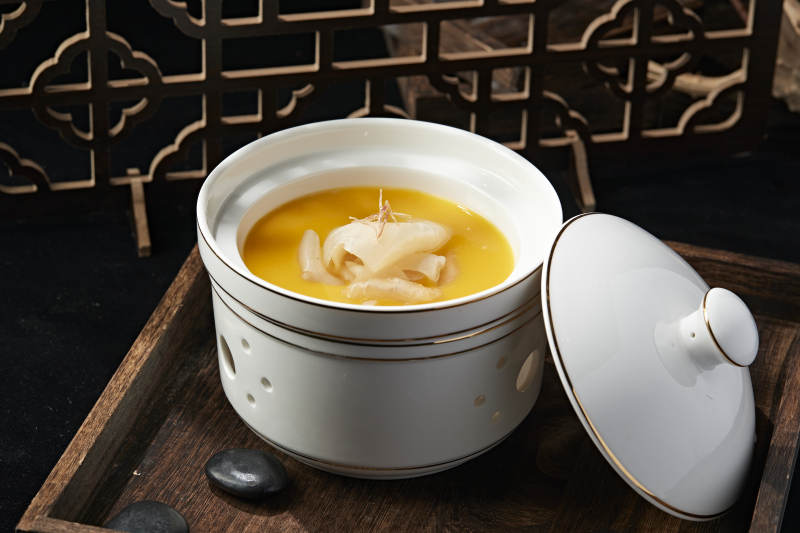 鲍汁浓汤炖鱼肚花胶图片