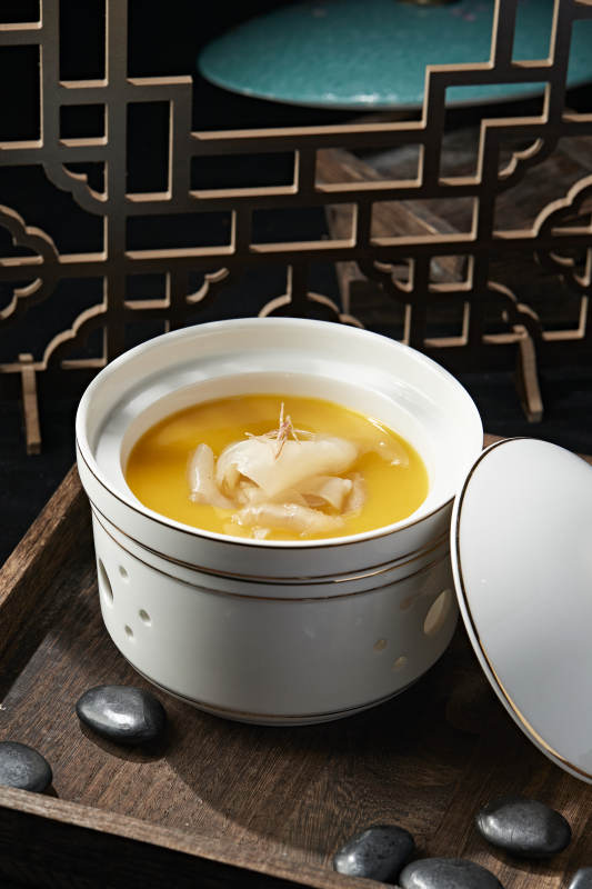 鲍汁浓汤炖鱼肚花胶图片