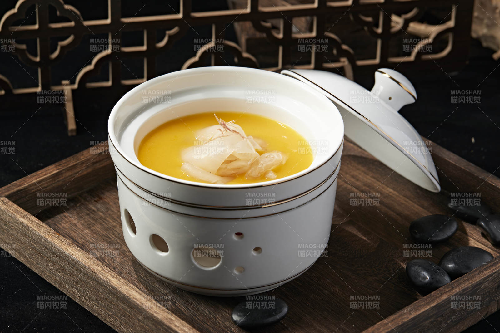 鲍汁浓汤炖鱼肚花胶图片