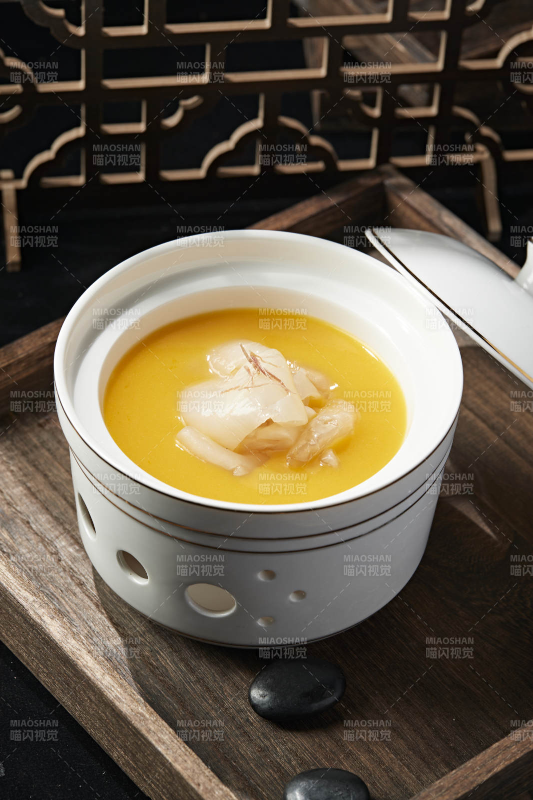 鲍汁浓汤炖鱼肚花胶图片