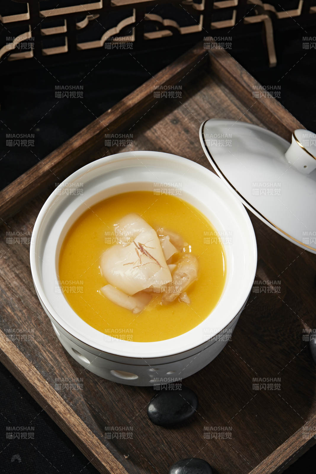 鲍汁浓汤炖鱼肚花胶图片