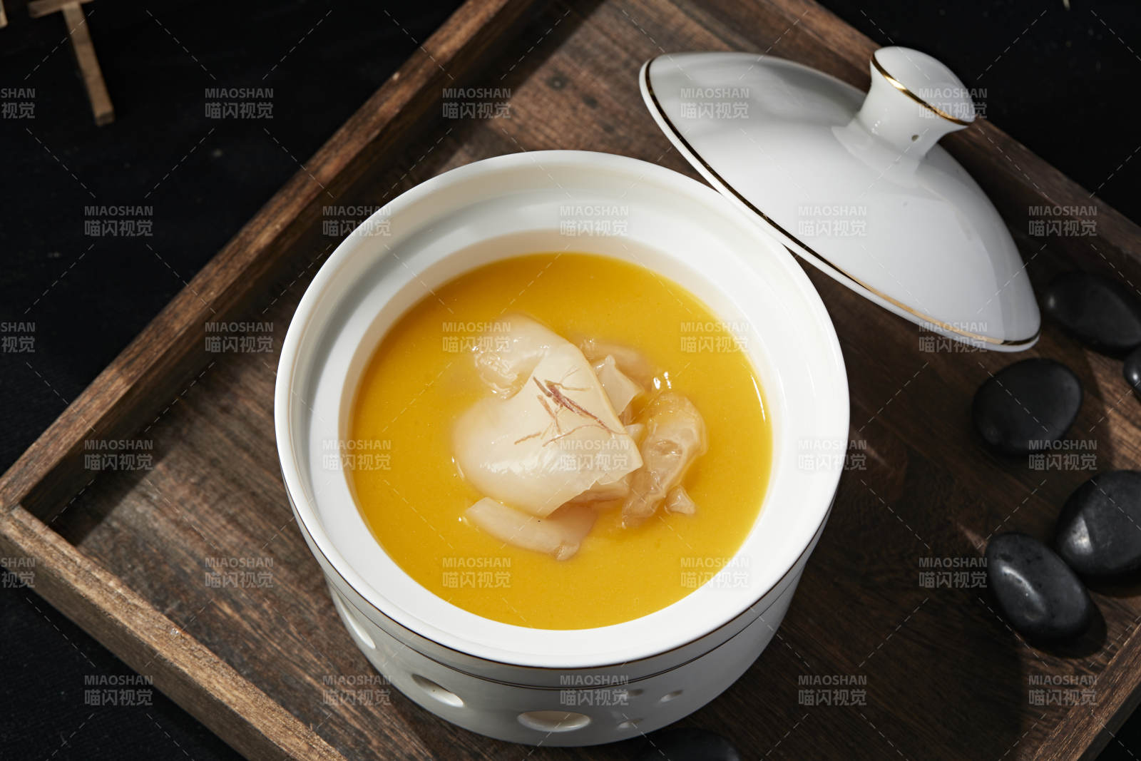 鲍汁浓汤炖鱼肚花胶图片