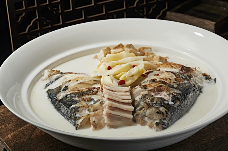 腌笋咸肉奶汤大鱼头图片