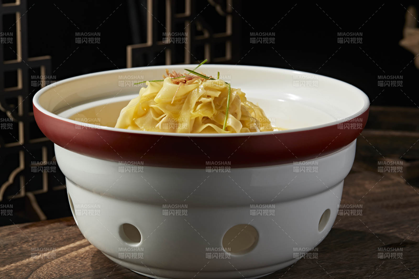 浓汤炖煮鱼肚面图片