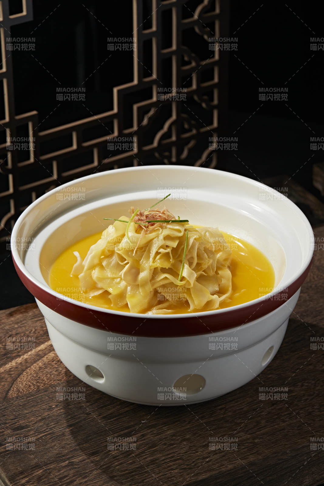 浓汤炖煮鱼肚面图片