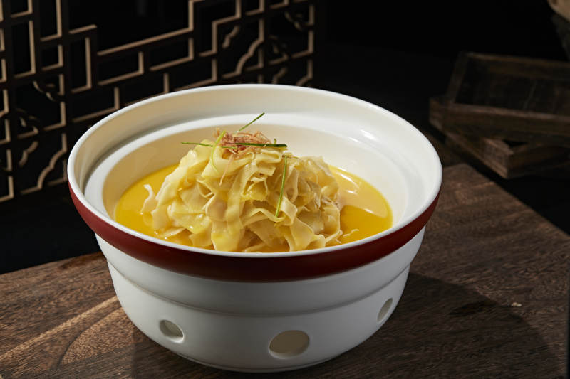 浓汤炖煮鱼肚面图片