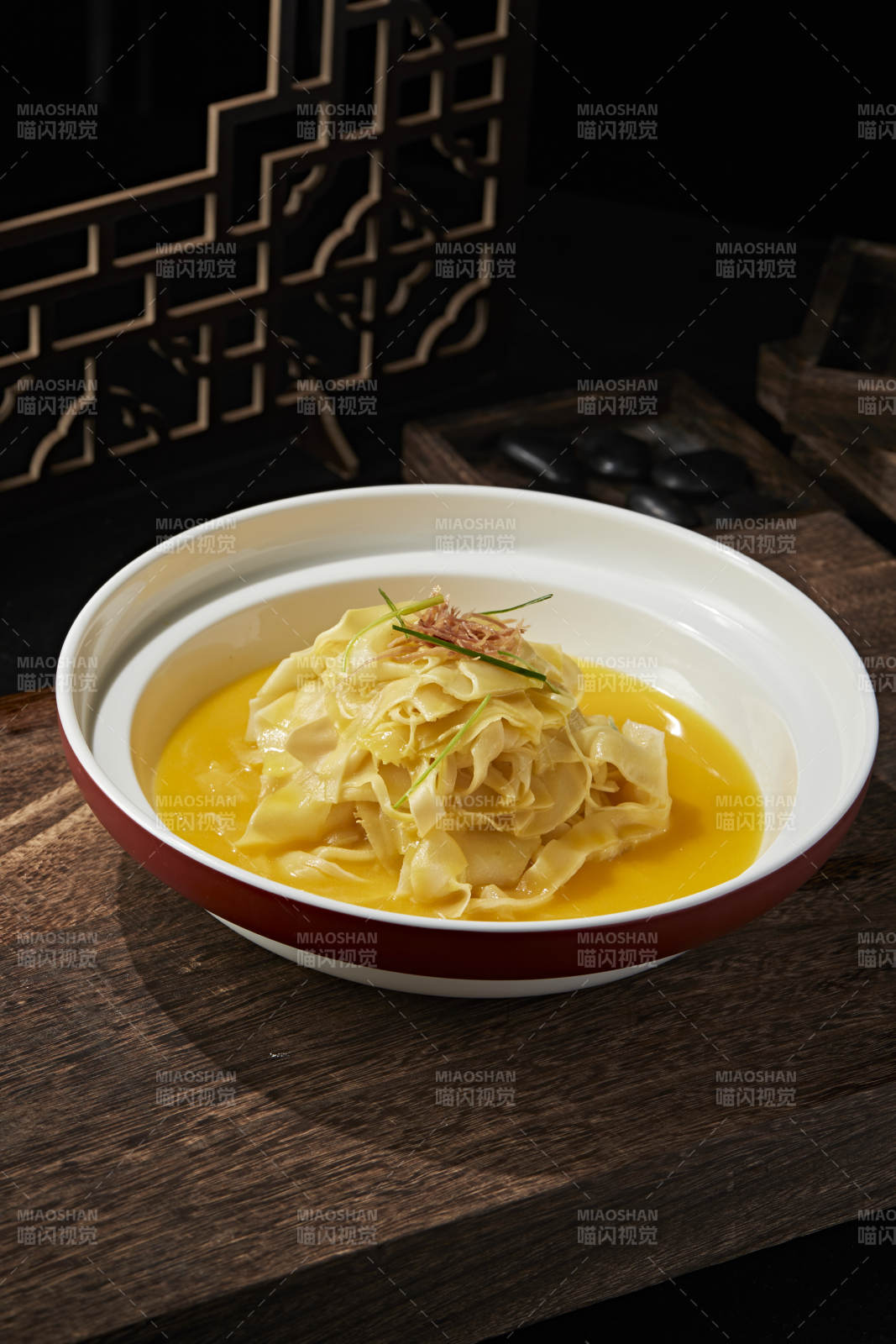 浓汤炖煮鱼肚面图片