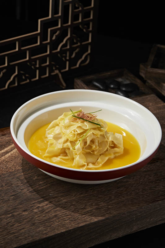 浓汤炖煮鱼肚面图片