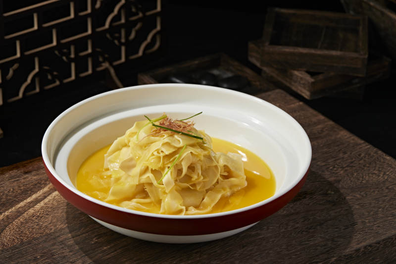 浓汤炖煮鱼肚面图片