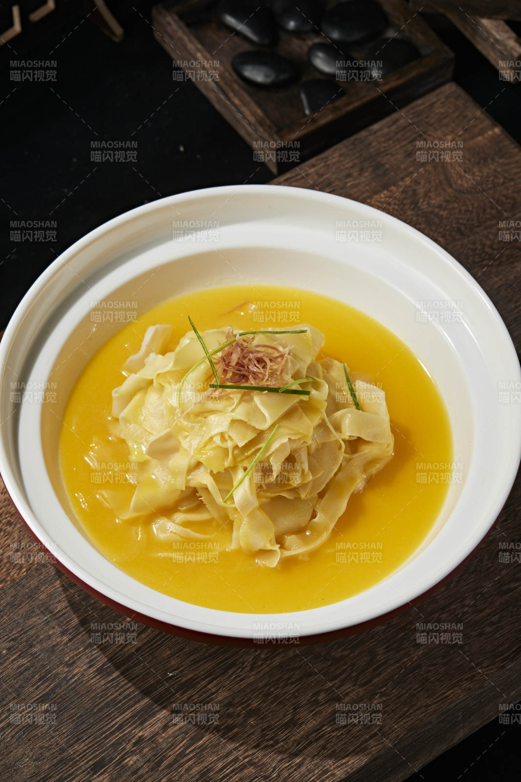 浓汤炖煮鱼肚面图片