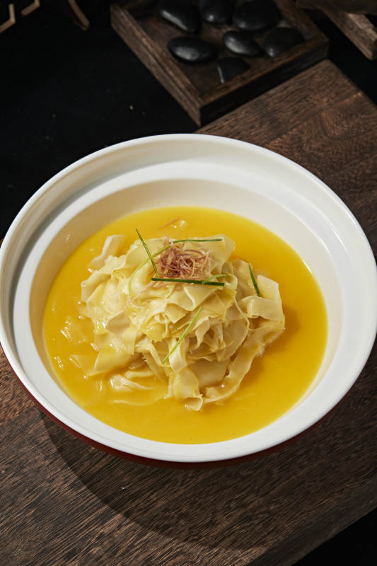 浓汤炖煮鱼肚面图片