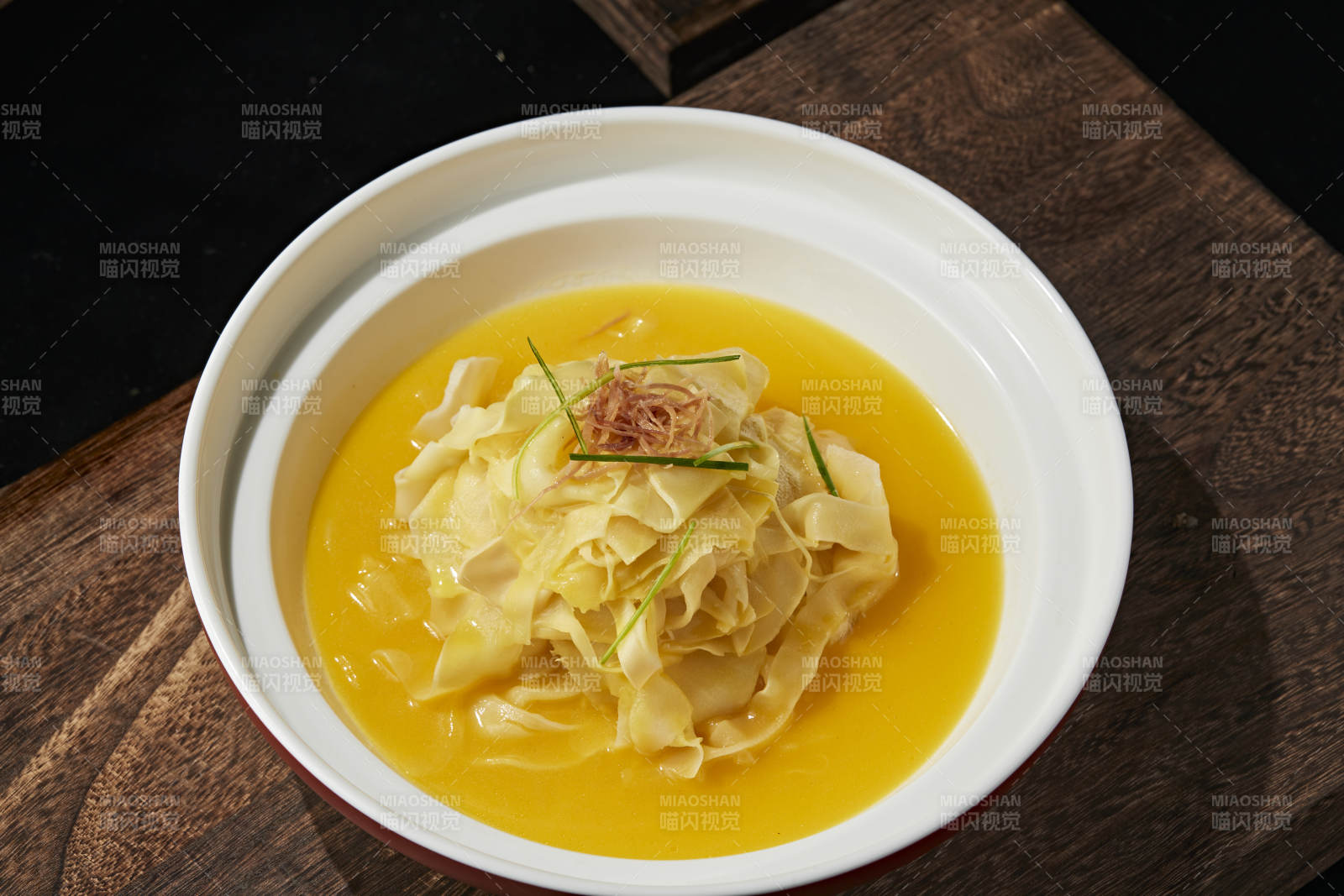 浓汤炖煮鱼肚面图片