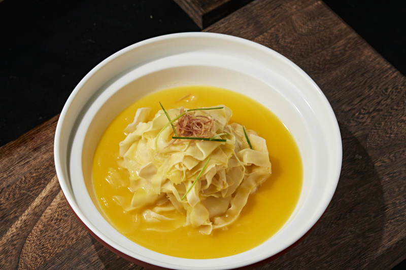 浓汤炖煮鱼肚面图片