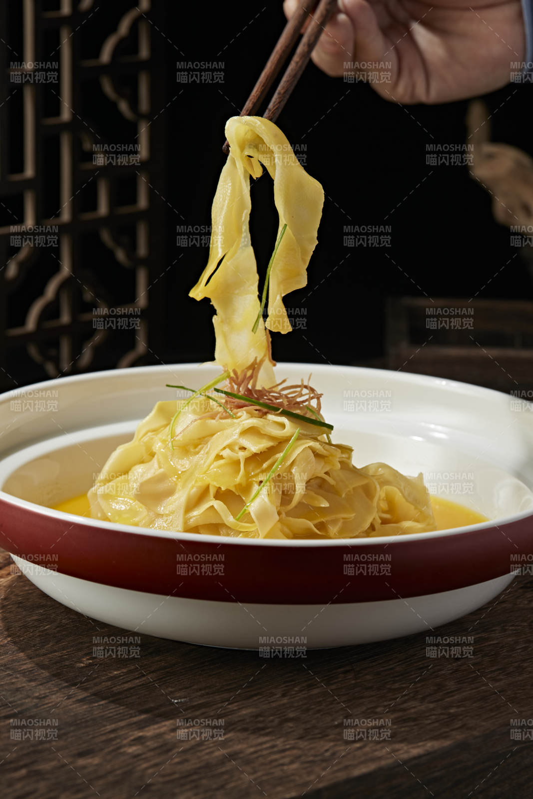 浓汤炖煮鱼肚面图片