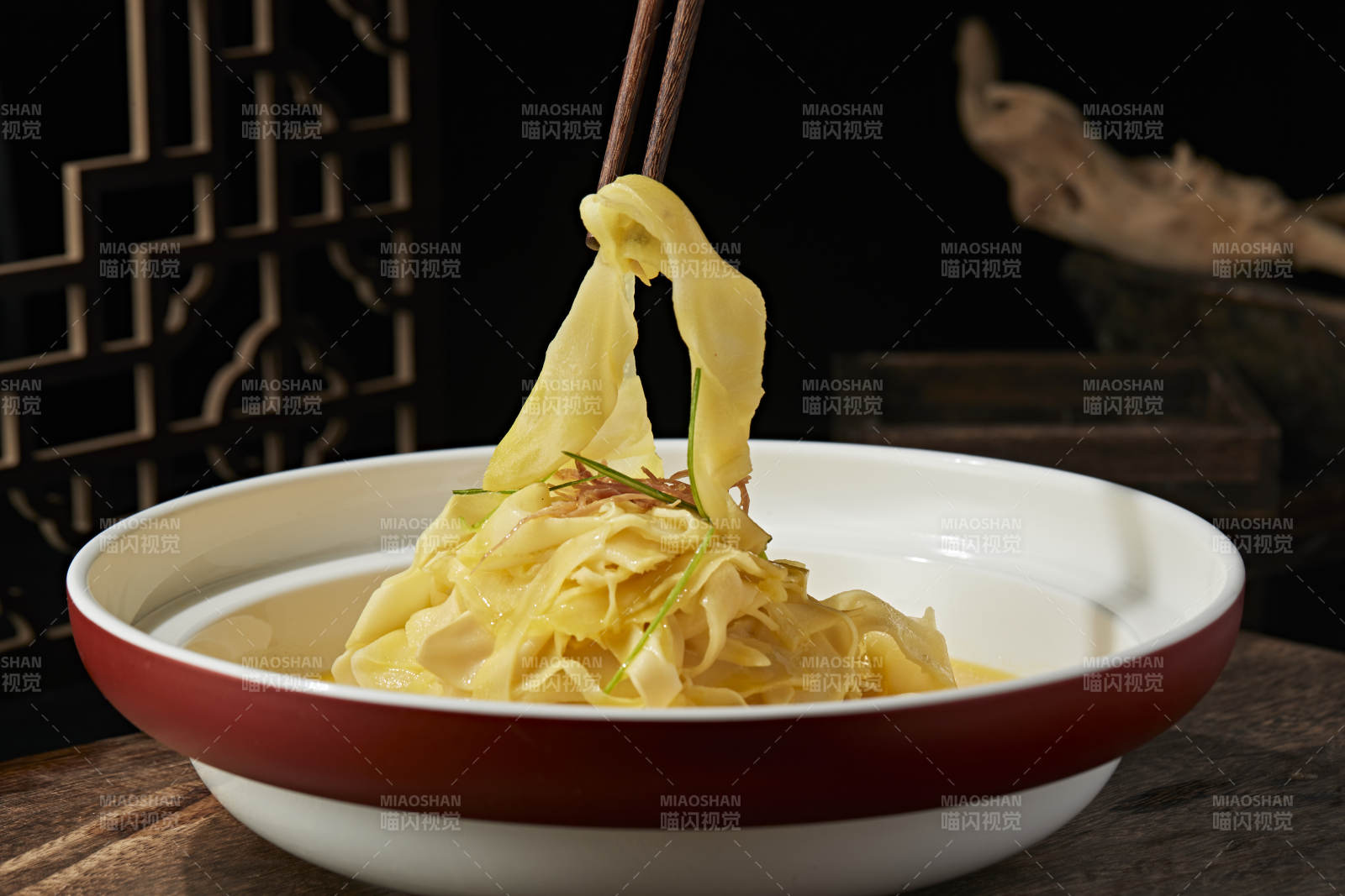 浓汤炖煮鱼肚面图片