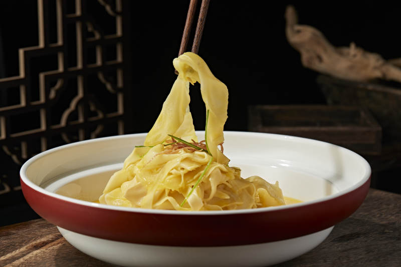 浓汤炖煮鱼肚面图片