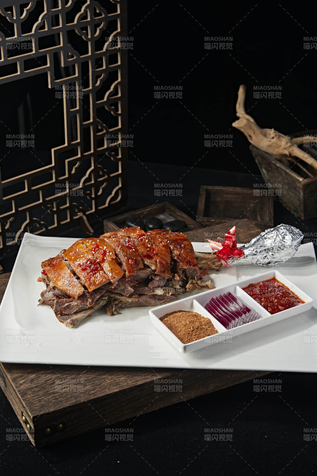 炭烤蒙古烤羊腿图片