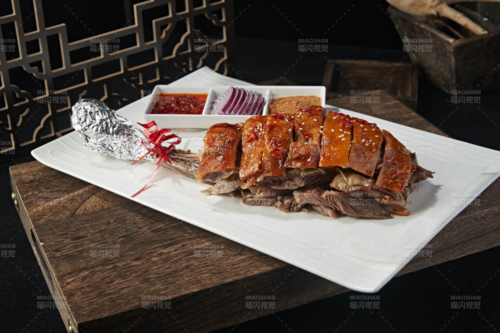 炭烤蒙古烤羊腿图片