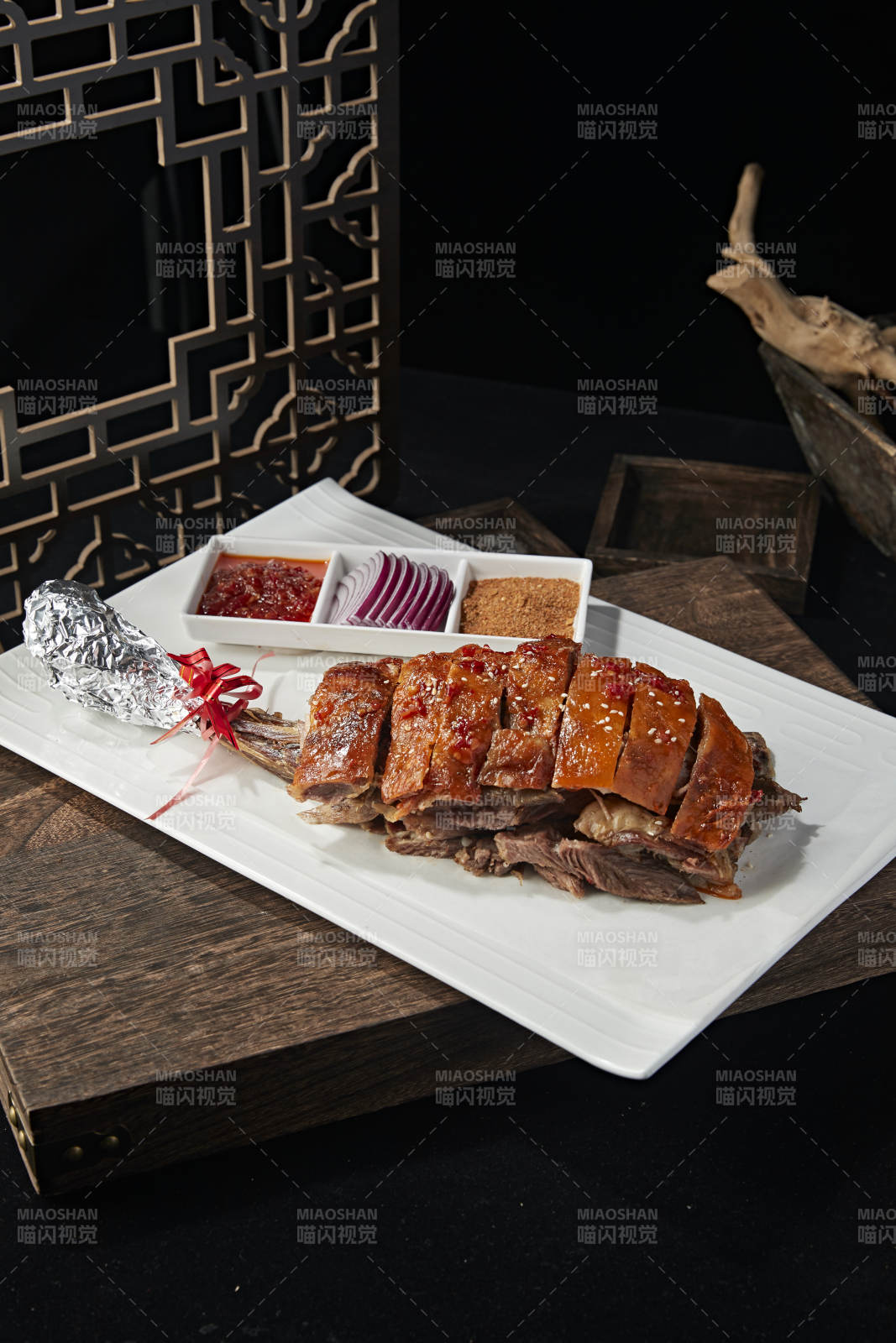 炭烤蒙古烤羊腿图片