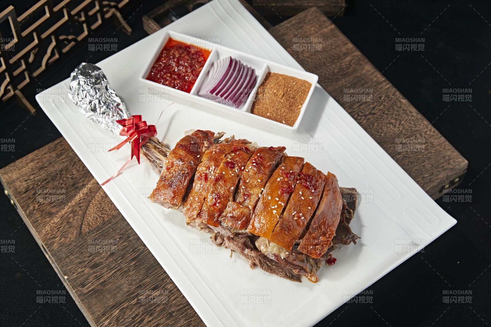 炭烤蒙古烤羊腿图片