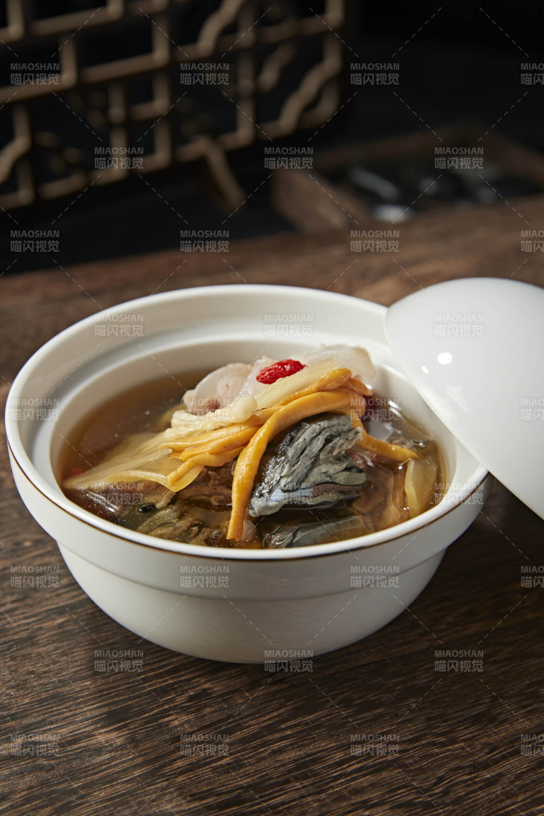 乌鸡虫草鹿鞭枸杞当归滋补汤图片