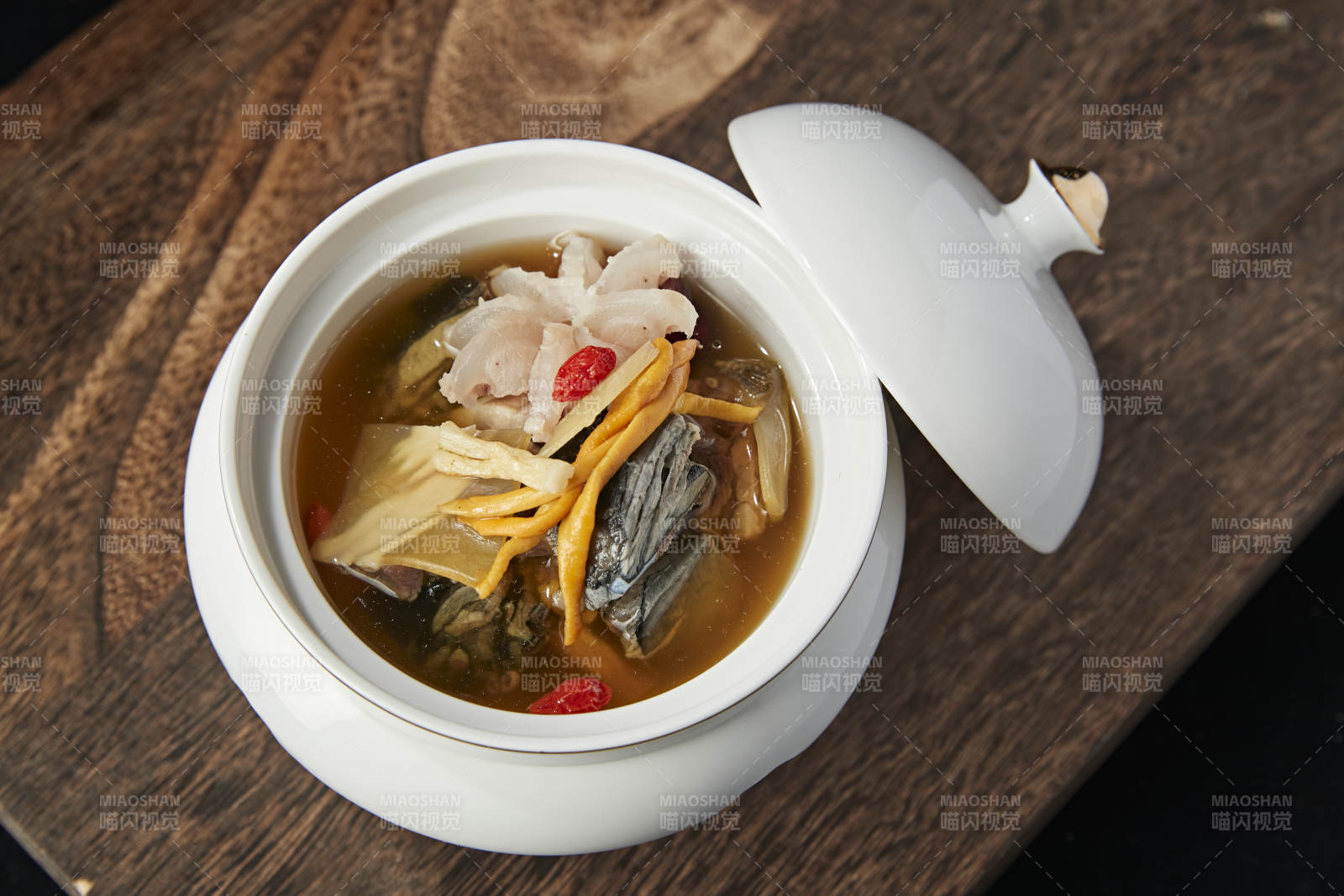 乌鸡虫草鹿鞭枸杞当归滋补汤图片