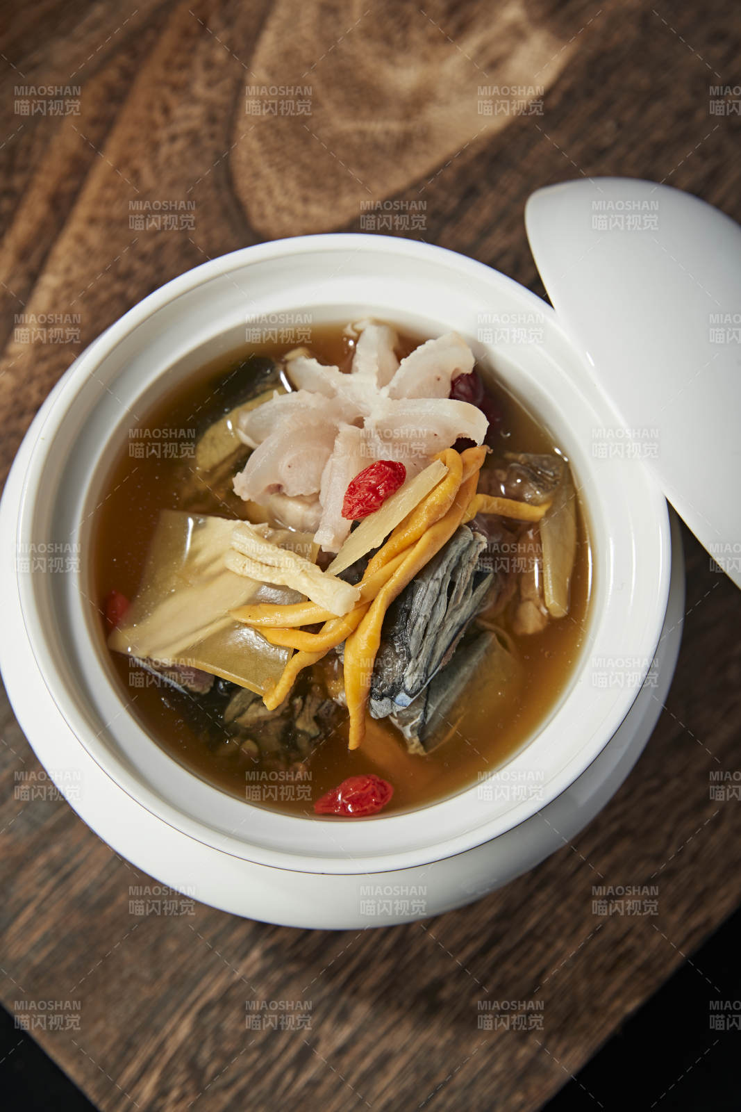 乌鸡虫草鹿鞭枸杞当归滋补汤图片