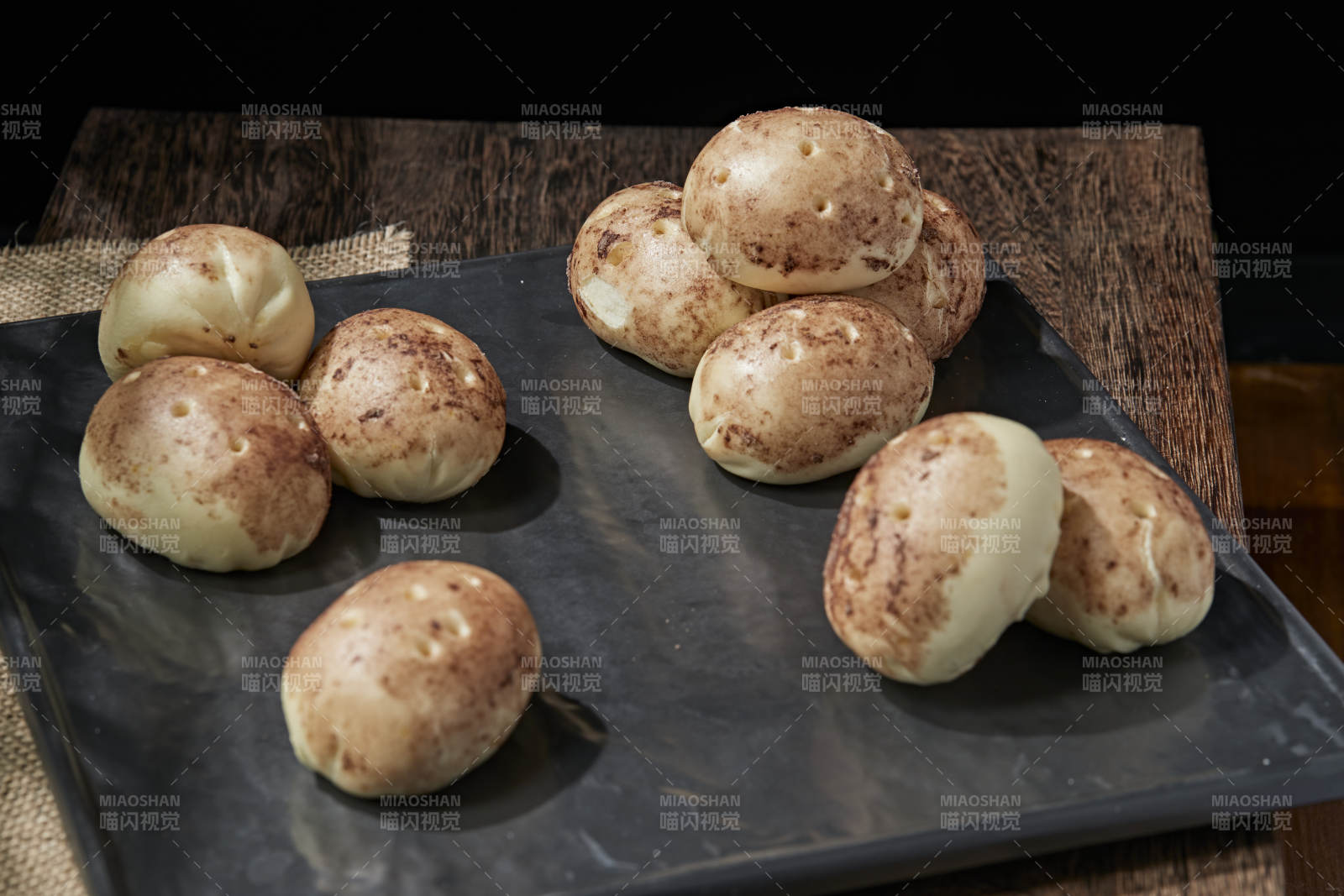 杂粮土豆包摆放在寿司帘上图片