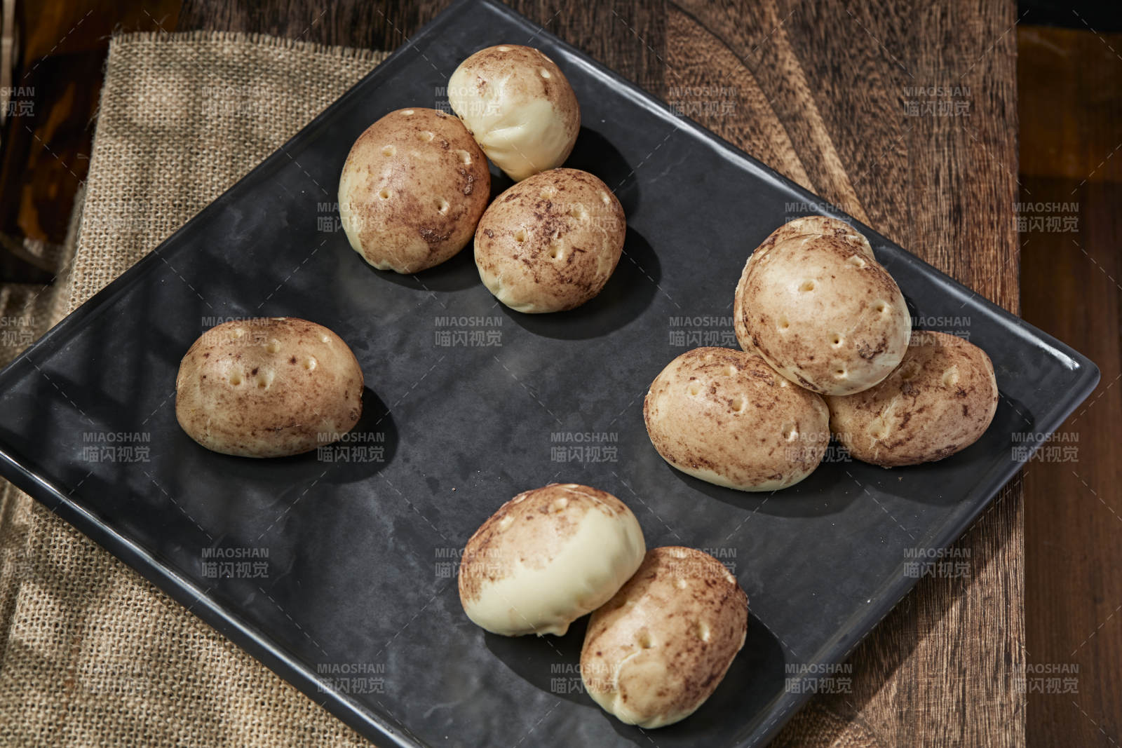 杂粮土豆包摆放在寿司帘上图片