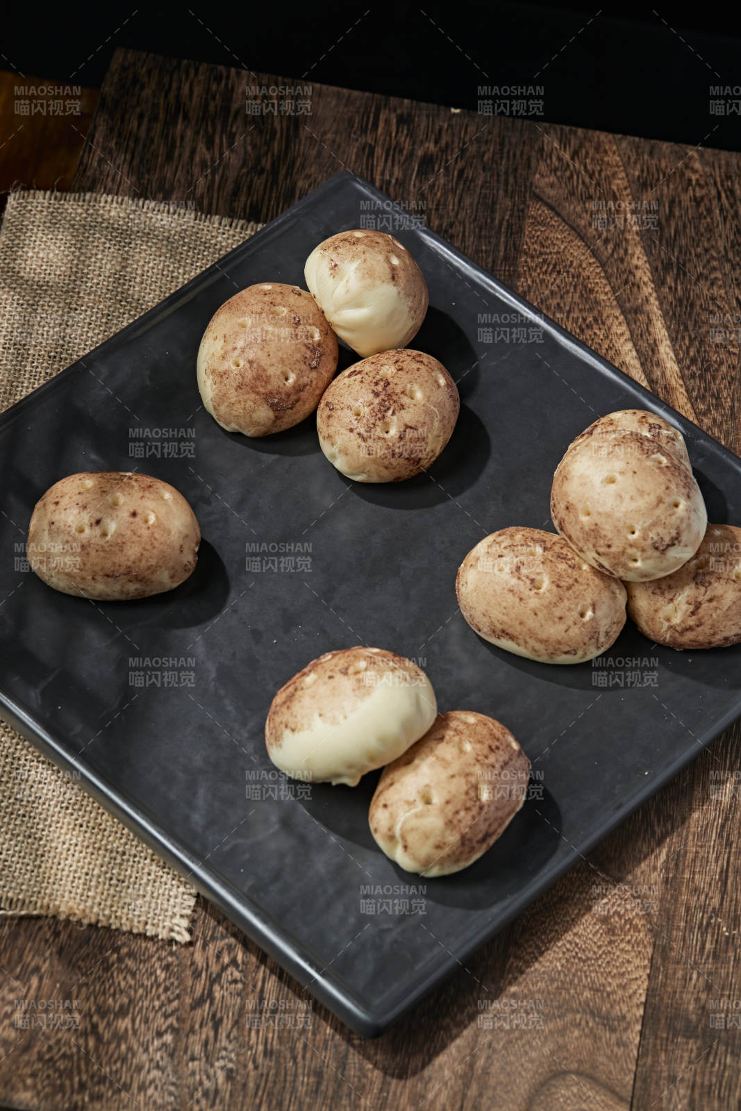 杂粮土豆包摆放在寿司帘上图片
