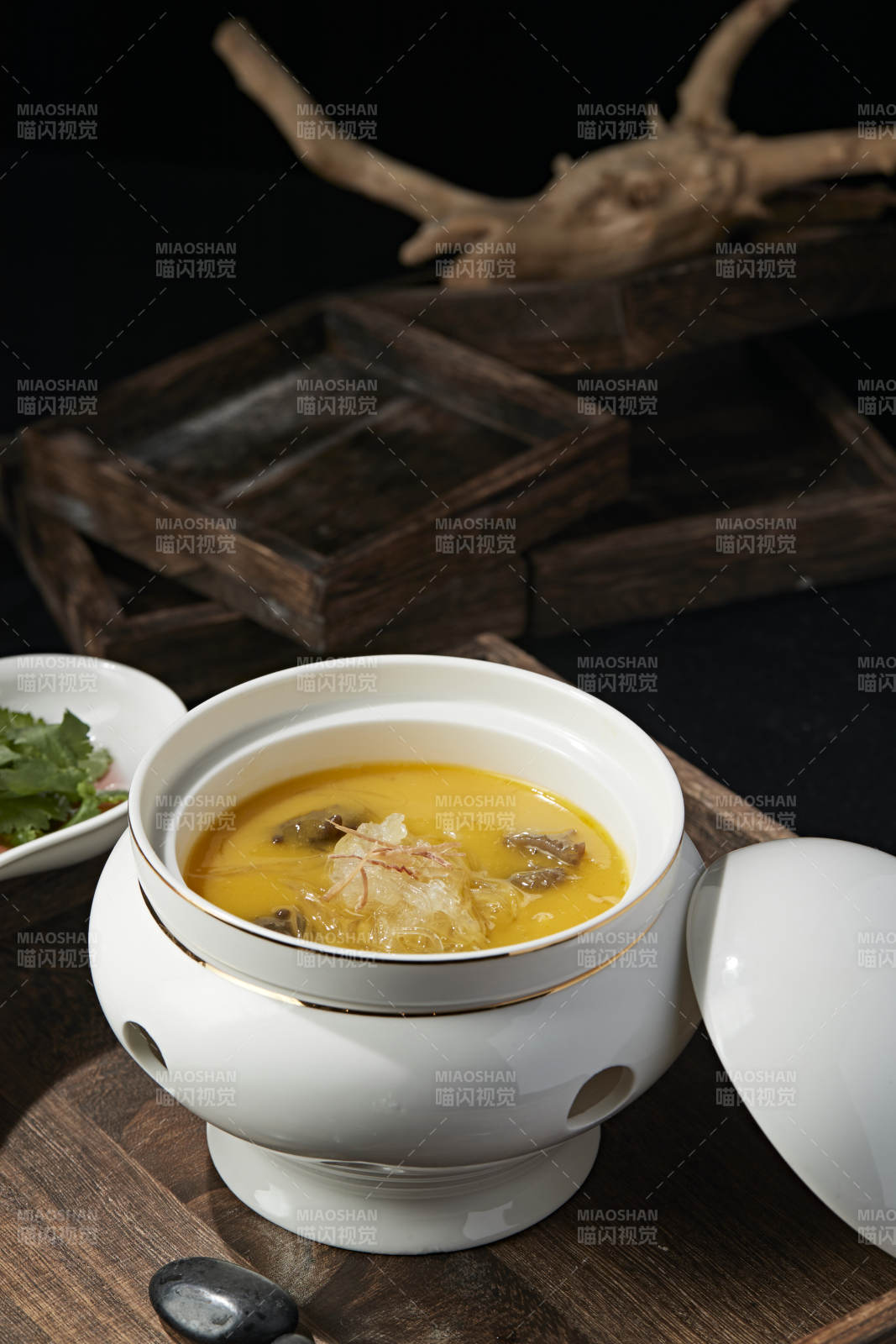 浓汤捞汁鱼翅海参炖雪蛤官燕图片