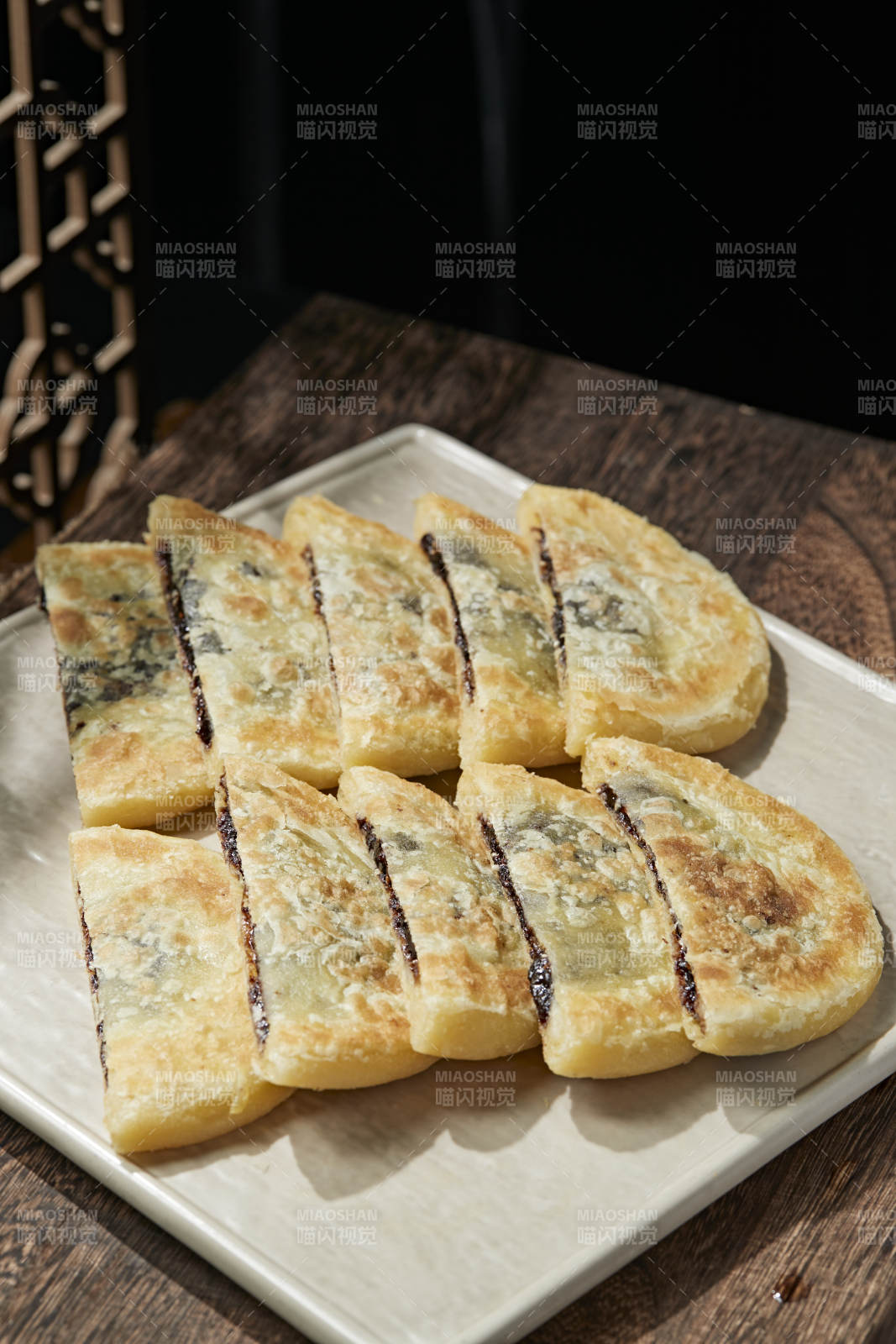 白色瓷盘装美味唐酥饼图片