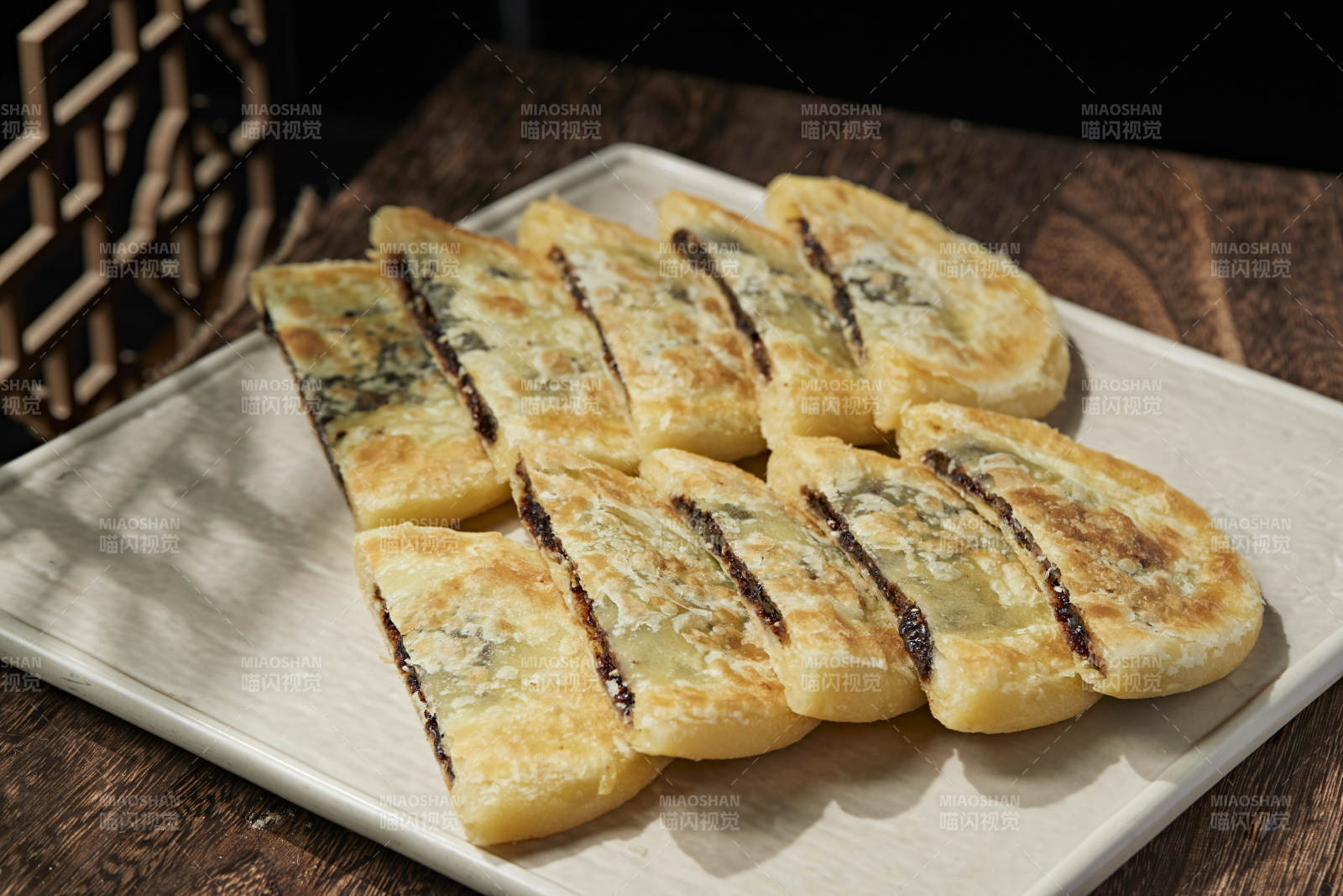 白色瓷盘装美味唐酥饼图片