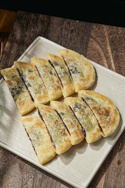 白色瓷盘装美味唐酥饼图片