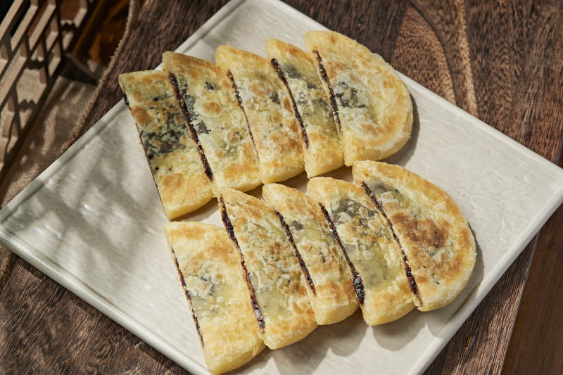 白色瓷盘装美味唐酥饼图片