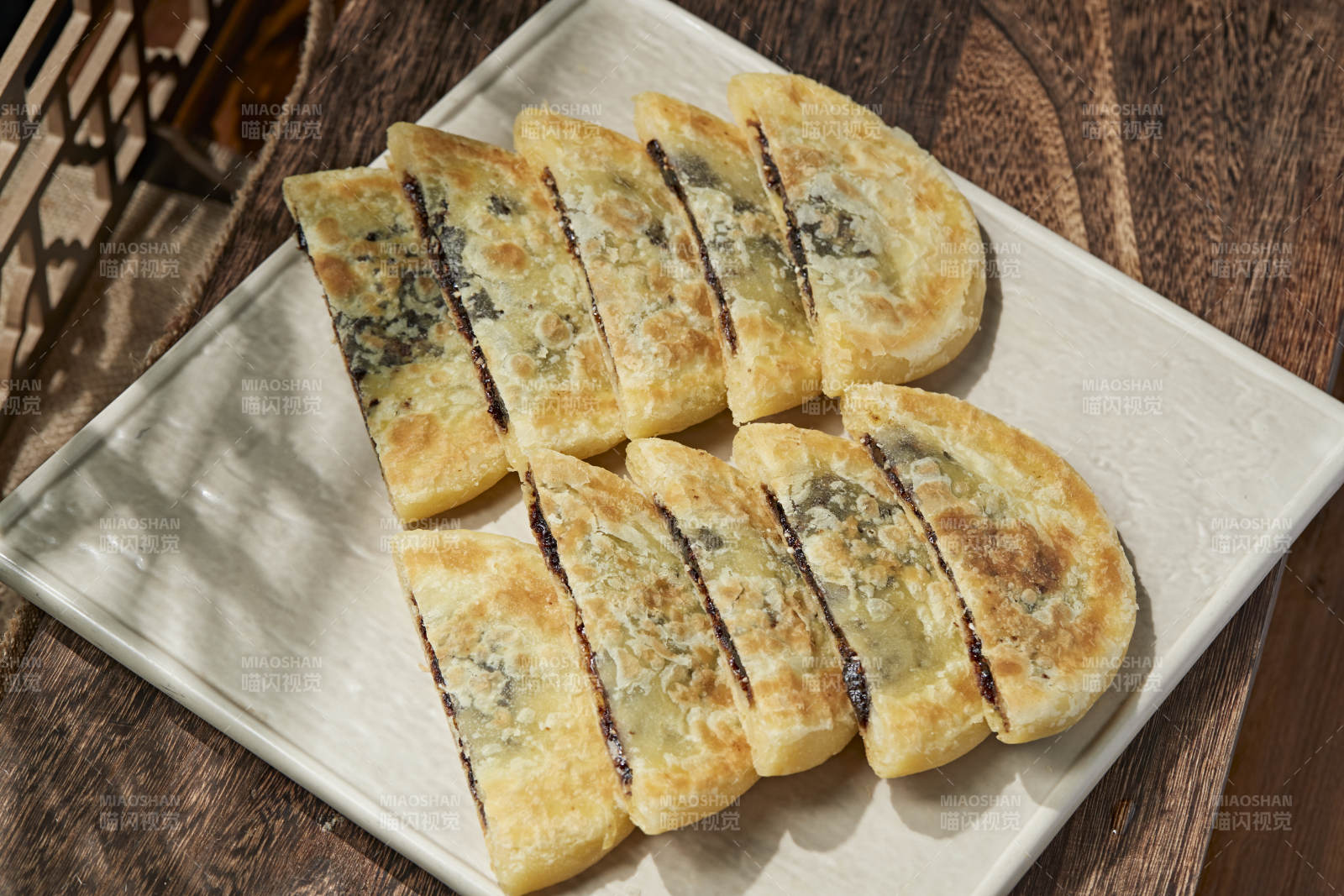 白色瓷盘装美味唐酥饼图片