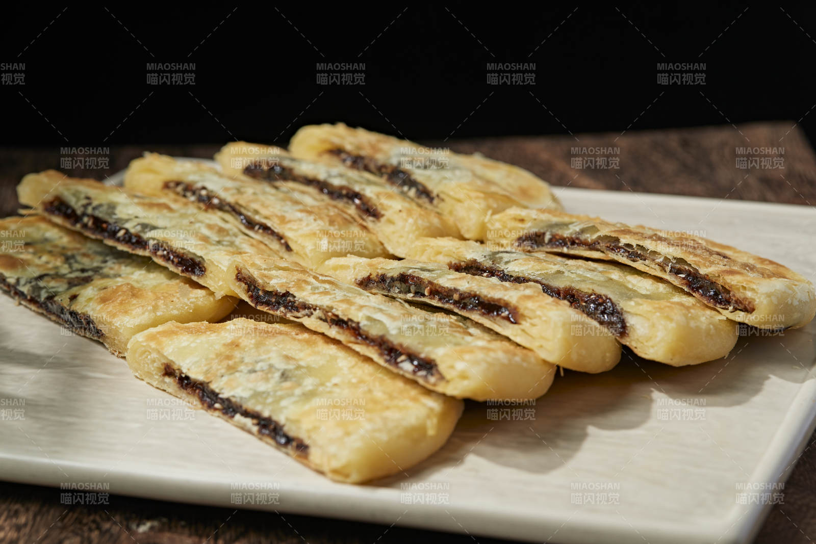 白色瓷盘装美味唐酥饼图片