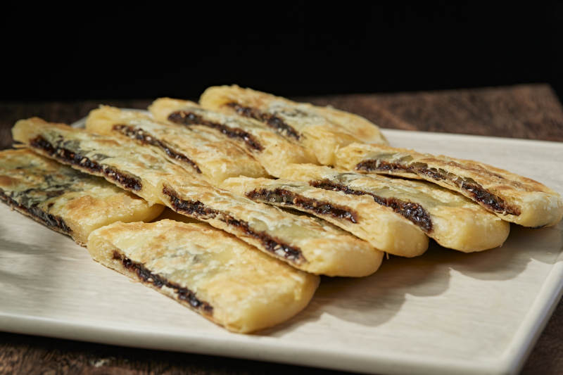 白色瓷盘装美味唐酥饼图片