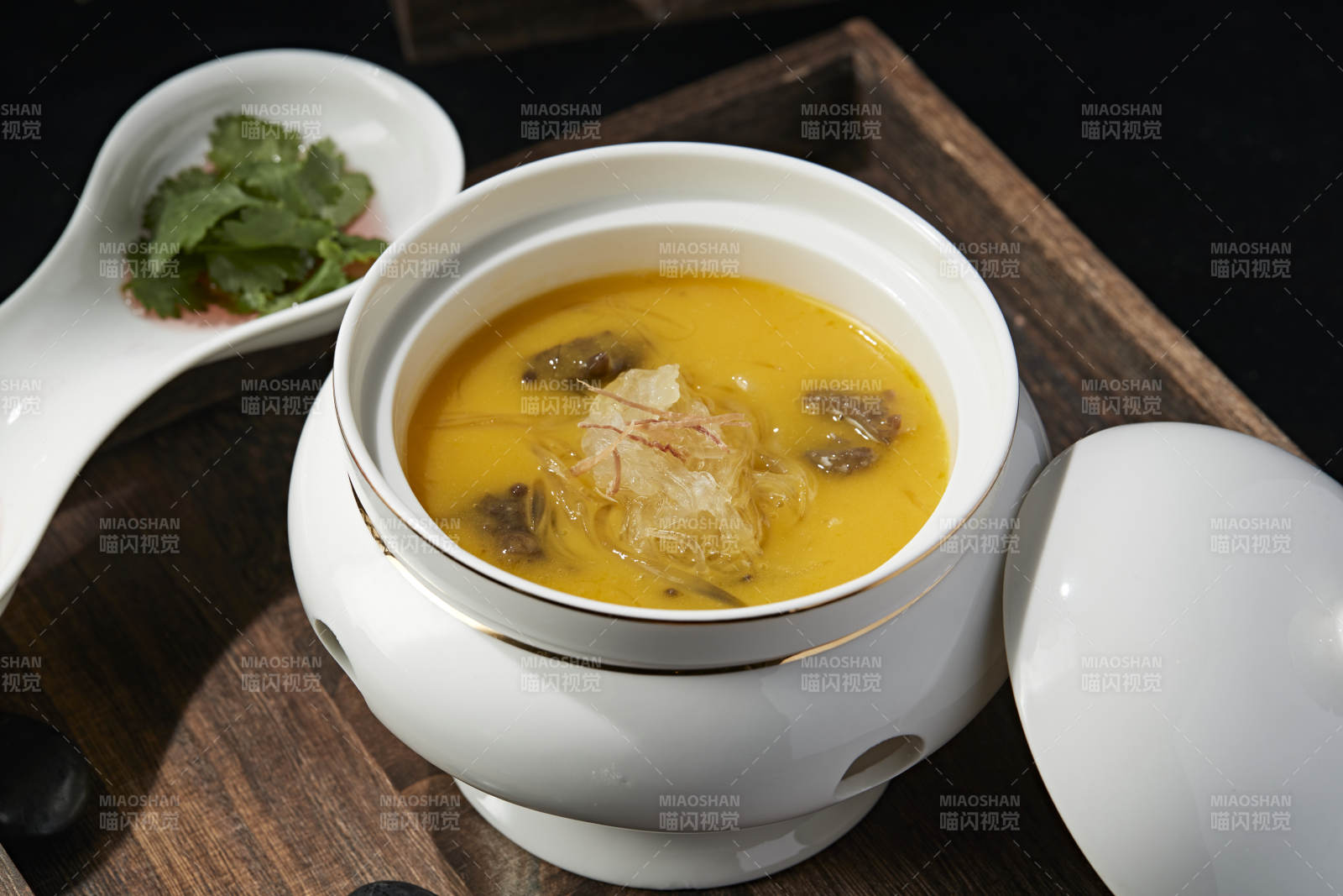 浓汤捞汁鱼翅海参炖雪蛤官燕图片