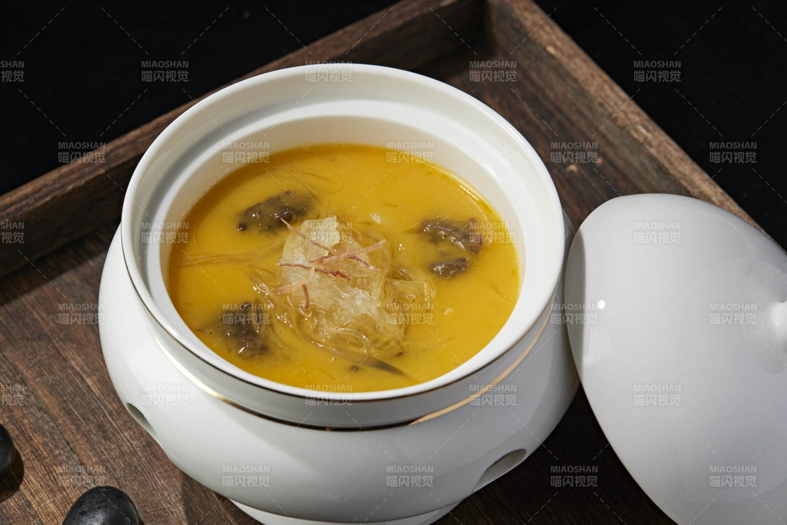 浓汤捞汁鱼翅海参炖雪蛤官燕图片