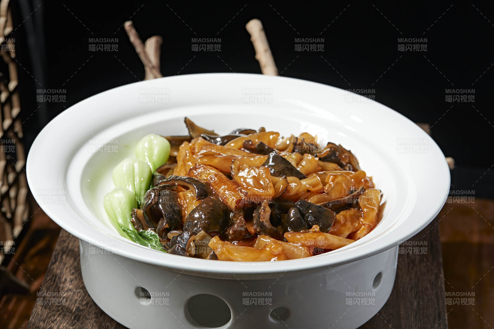 葱烧蹄筋海参皮图片