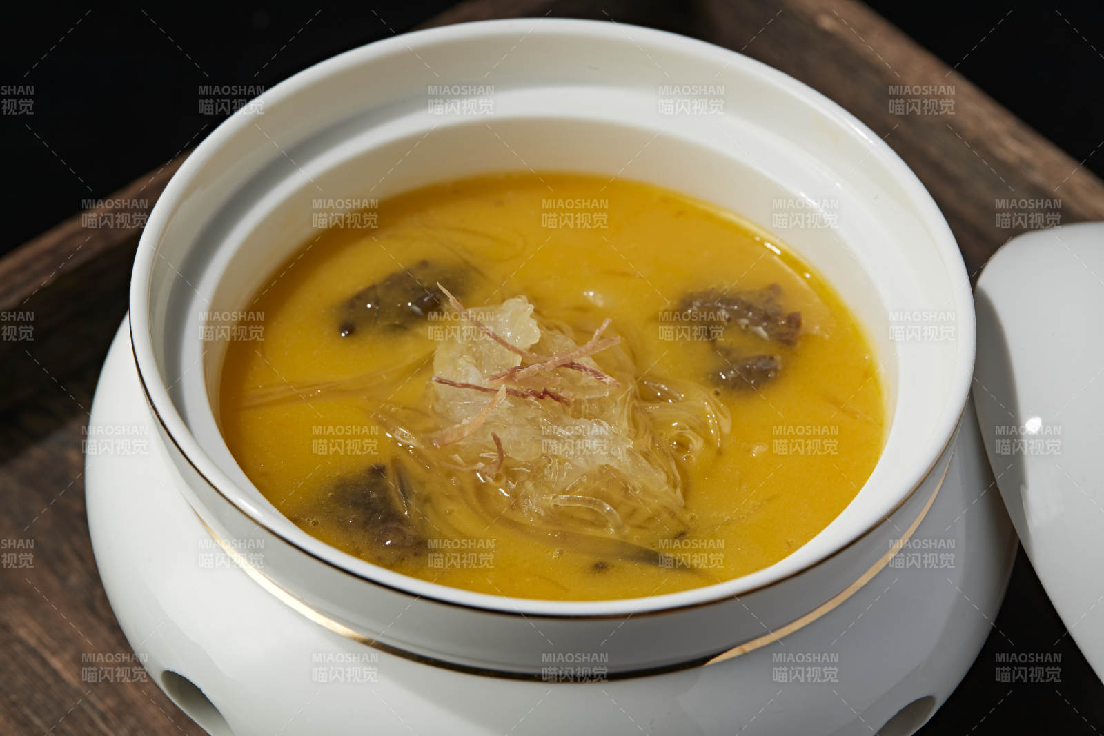 浓汤捞汁鱼翅海参炖雪蛤官燕图片