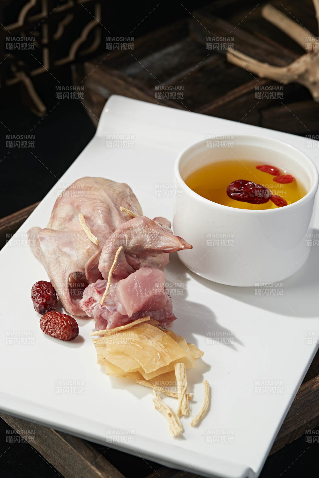 天麻枸杞红枣当归炖乳鸽图片