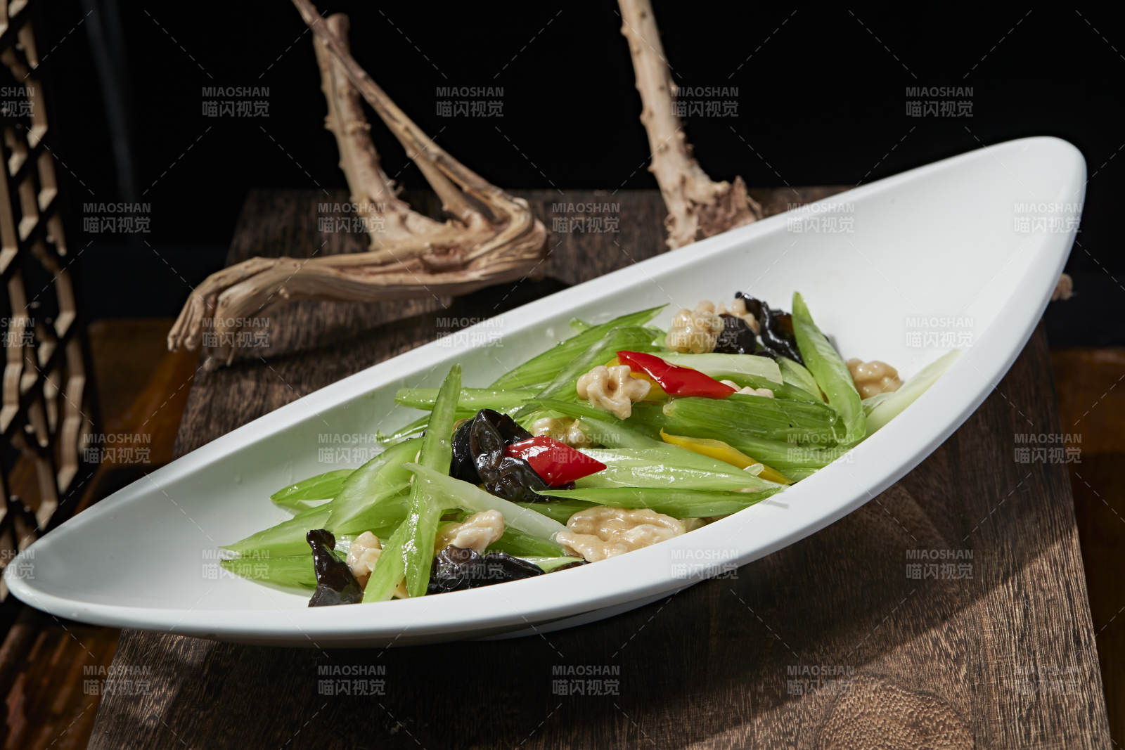 彩椒西芹木耳炒桃仁图片